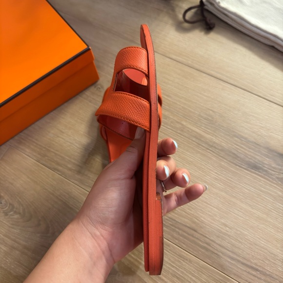 Authentic Hermes Orange Sandal. Worn shoes but in a wearable condition. - Picture 8 of 10